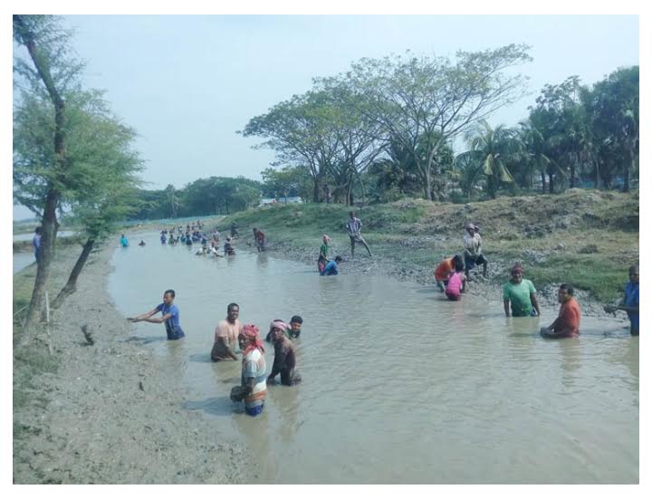 কেশবপুরে বোরো ধান আবাদের লক্ষ্যে কৃষকদের স্বেচ্ছা শ্রমে আগরহাটি খাল খনন