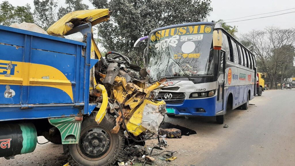 বাস-ট্রাকের মুখোমুখি সংঘর্ষে নিহত ১