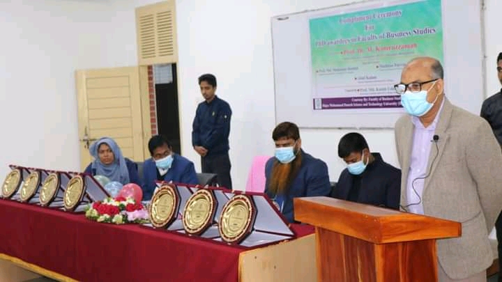 হাবিপ্রবি’র পিএইচডি ডিগ্রি অর্জনকারী শিক্ষকদের সংবর্ধনা প্রদান