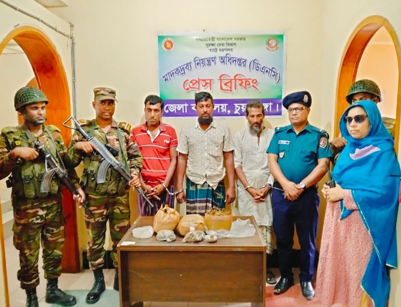 যৌথ বাহিনীর অভিযানে আড়াই কেজি গাঁজাসহ তিন মাদক ব্যবসায়ী আটক