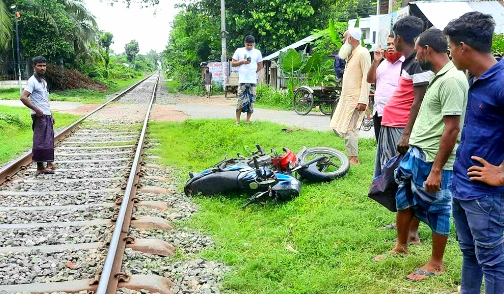অভয়নগরের আকিজ জুট মিলের পিছনে গেট বিহীন রেল ক্রসিং এ  ট্রেনে কাটাপড়ে  মটর সাইকেল আরোহী নিহত