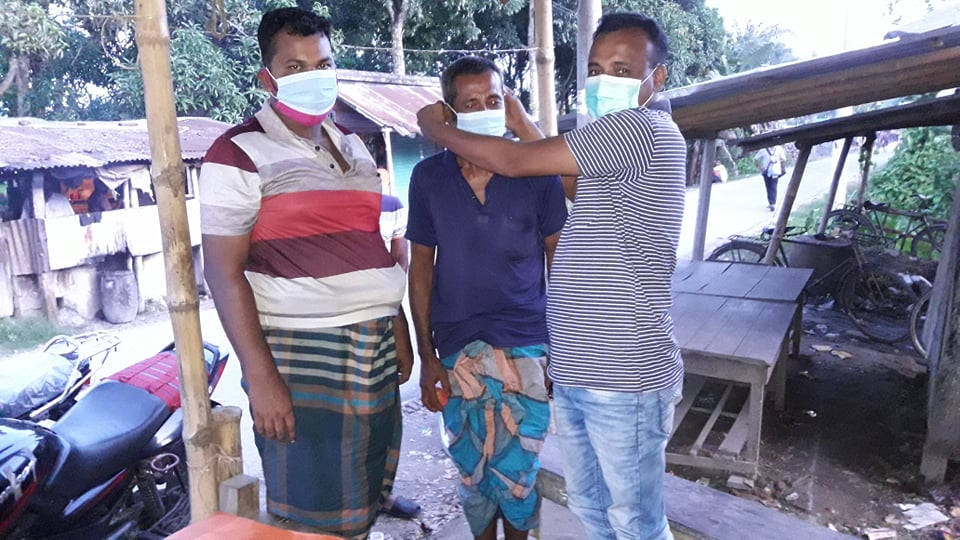চৌগাছায় মাস্ক বিতারন অব্যহত রেখেছেন চেয়ারম্যান পদপ্রার্থী আবু সাইদ মানিক