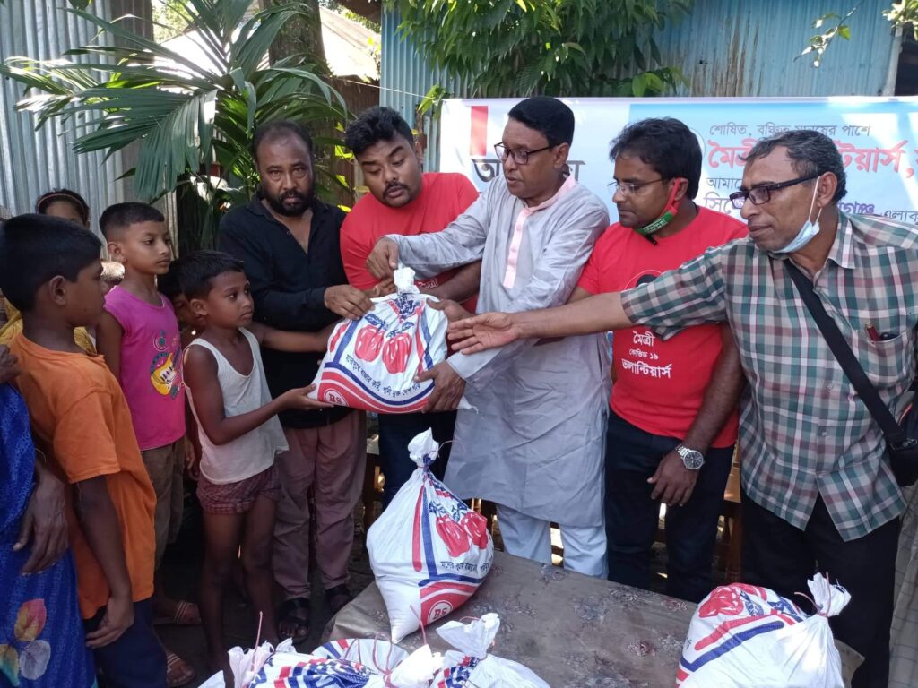 সিলেটের ভয়াবহ বানভাসী মানুষের পাশে ” মৈত্রী ভলান্টিয়ার্স” যশোর