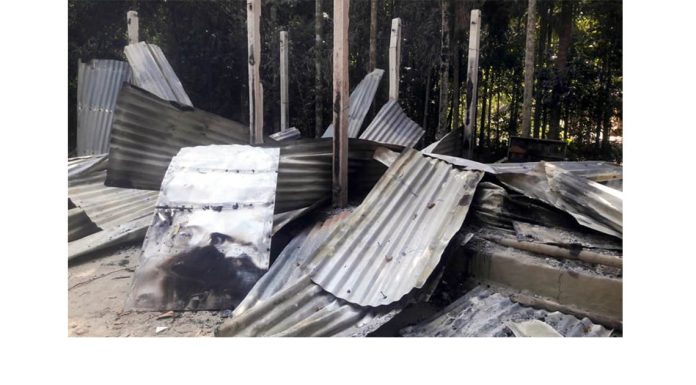 নড়াইলে আগুনে পুড়িয়ে দিয়েছে মসজিদের ইমামের বসতঘর