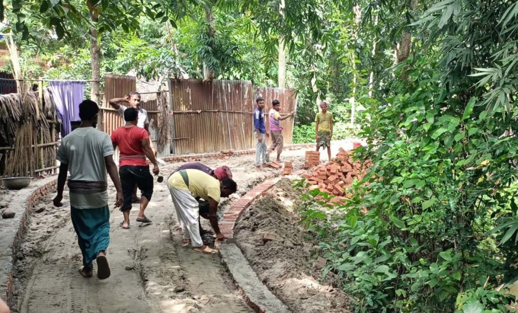 নড়াইলে লিবিয়া প্রবাসী যুবকের অর্থে তৈরী হচ্ছে সড়ক কমবে ৫’শ পরিবারের ভোগান্তি