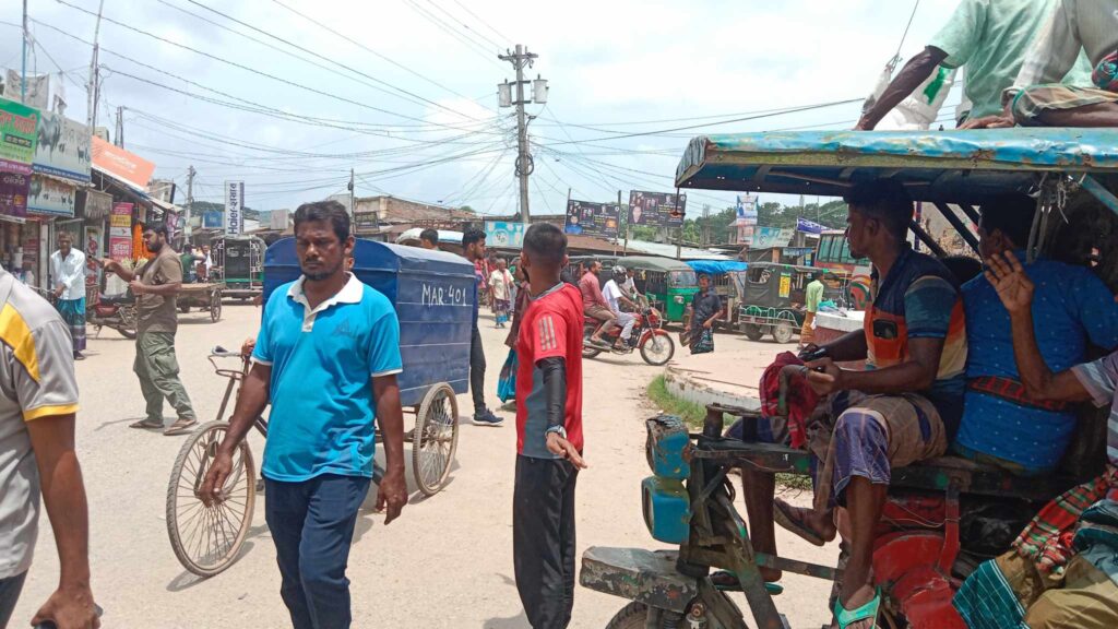 চৌগাছায় বাজারে যানজট নিরাশন ও বাজার মনিটরিং করলেন বৈশম্যেবিরোধী ছাত্র সমাজ শ্যামল