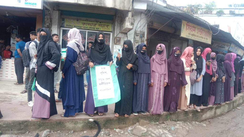 চৌগাছায় পুলিশ – শিক্ষার্থী ভাই ভাই পুলিশ আইন-শৃঙ্খলা রক্ষার্থে কর্মস্থলে ফেরত আসার জন্য মানববন্ধন