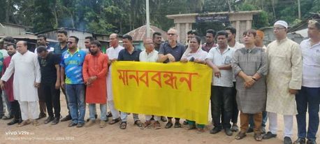 ইউএনও কে বহাল রাখার দাবীতে লোহাগড়া উপজেলাবাসীর মানববন্ধন