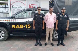 কক্মবাজারে নুরুল আলম হত্যা মামলার আসামি মিজানকে আটক করে র্যাব-১৫