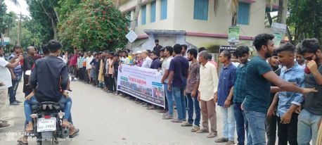 লোহাগড়ায় বিএনপির সভাপতি পলাশের চাঁদাবাজি লুট ও অপকর্মের বিরুদ্ধে মানববন্ধন