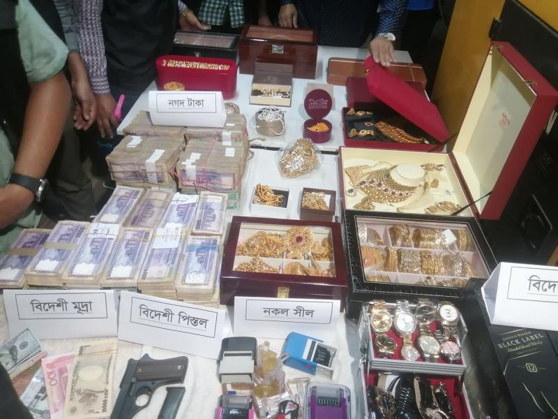 গোল্ডেন মনিরের বাসায় মিললো ৬০০ ভরি স্বর্ণ, কোটি টাকা, পিস্তল
