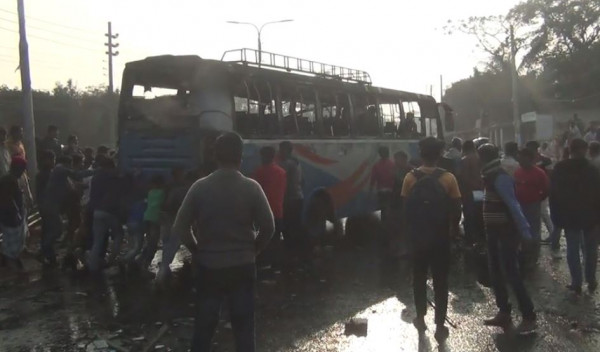 উল্টোপথে আসা বাসের চাপায় পথচারী নিহত, বাসে আগুন