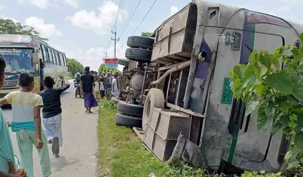 কুমিল্লায় বাস উল্টে , নিহত ৩