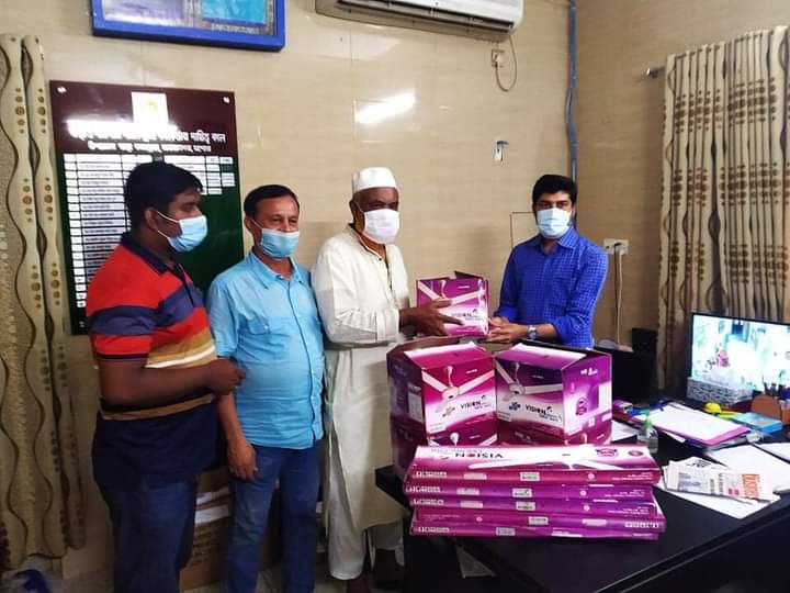 অভয়নগর উপজেলা স্বাস্থ্য কমপ্লেক্সে ফ্যান দিলেন নওয়াপাড়া পৌর মেয়র