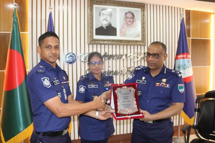 নড়াইলের অতিরিক্ত পুলিশ সুপারকে রেঞ্জ ডিআইজি কর্তৃক সম্মাননা স্মারক প্রদান