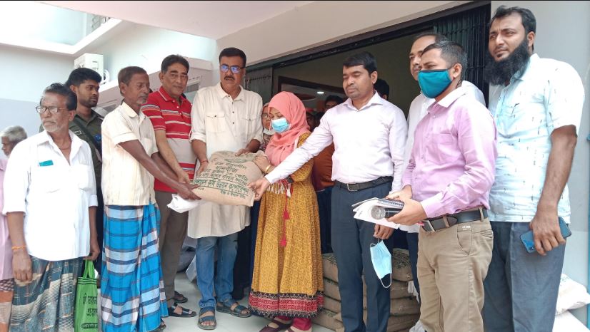 চৌগাছায় ১হাজার ৭”শ কৃষকের মাঝে বিনা মূল্যে সার ও বীজ পেল