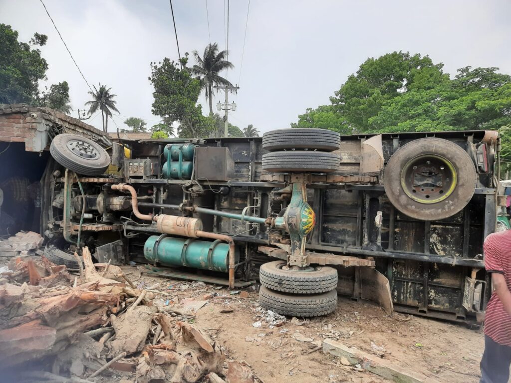 চৌগাছায় পিকআপ ভ্যান ও ট্রাকের মুখোমুখি সংঘর্ষ,
