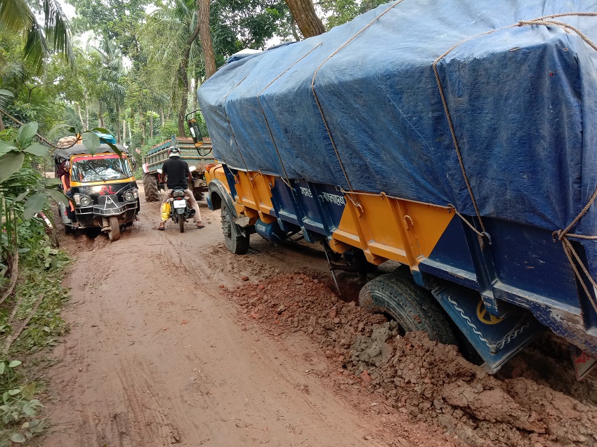 অভয়নগরে সড়কে চলাচলের অনুপযোগি