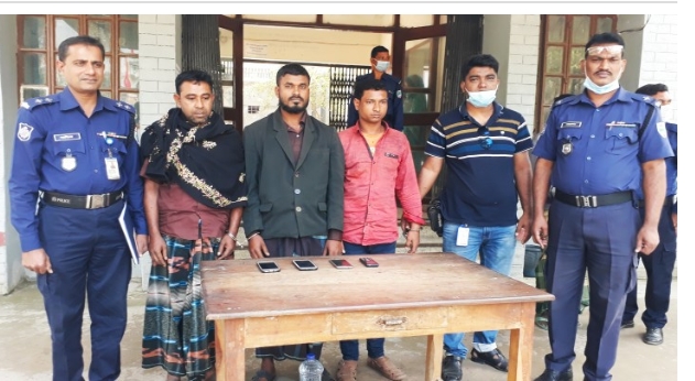 কেশবপুরে মোবাইল চোর চক্রের তিন সদস্য আটক । ৪টি মোবাইল ফোন উদ্ধার