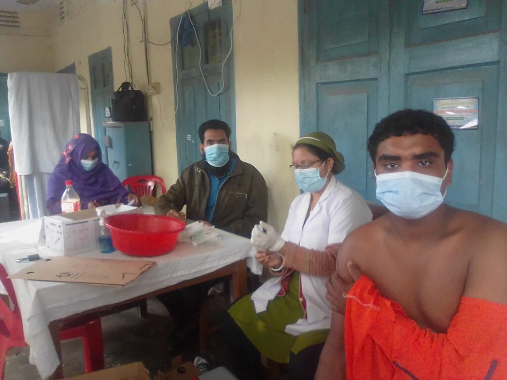 নওয়াপাড়া সরকারি হসপিটালে কভিড ১৯ টিকা নিতে উপচে পড়া ভিড়