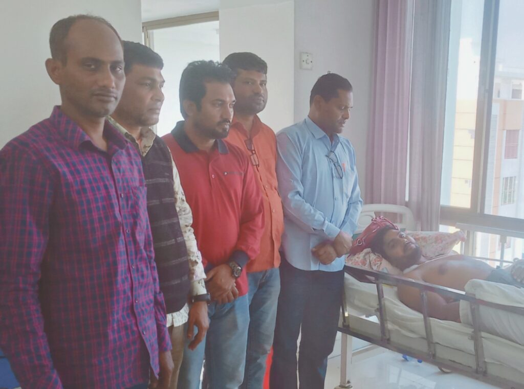 মোটরসাইকেল দৃর্ঘটনায় আহত নওয়াপাড়া পৌর স্বেচ্ছাসেবক দলের যুগ্ন আহবায়ককে দেখতে যান নেতৃবৃন্দ।