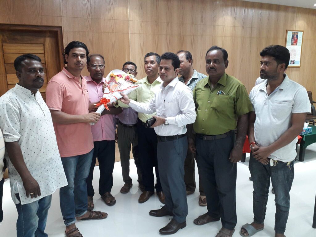 নড়াইল মতুয়া মিশনের পক্ষ থেকে নবাগত জেলা প্রশাসক মোহাম্মদ আশফাকুল হক চৌধুরীকে ফুলেল শুভেচ্ছা