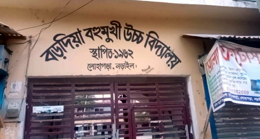 শ্রেনী কক্ষে ঢুকেই শিক্ষককে পিটিয়েছেন অভিভাবক