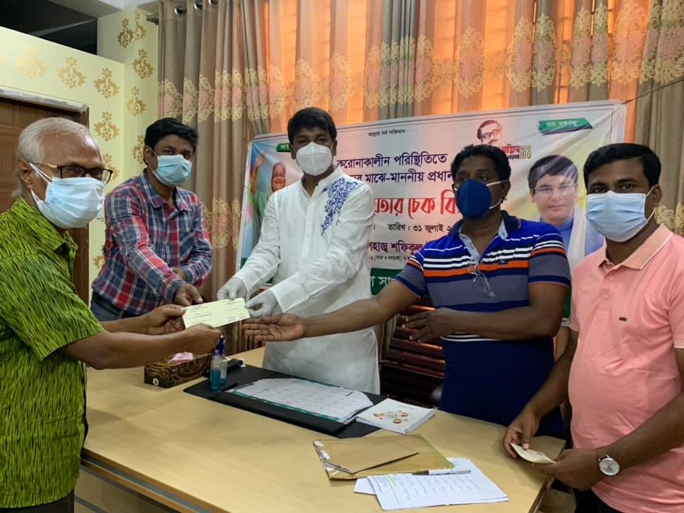 নাটোরে সাংবাদিকদের মাঝে প্রধানমন্ত্রীর সহায়তার চেক বিতরণ