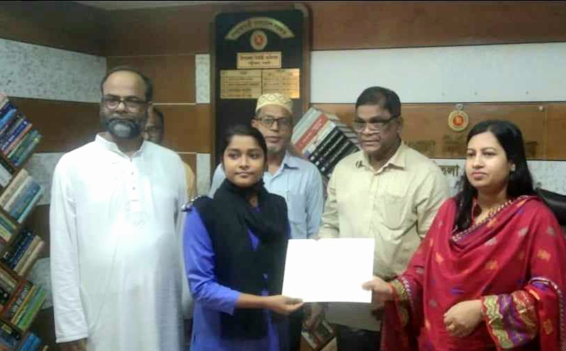 পত্নীতলায় কিশোর-কিশোরীদের মাঝে পোশাক ও সনদ বিতরন ।