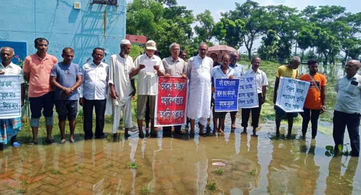 পানিতে দাড়িয়ে ব্যতিক্রমী সংবাদ সম্মেলন ভবদহ পানি নিষ্কাশন সংগ্রাম কমিটির