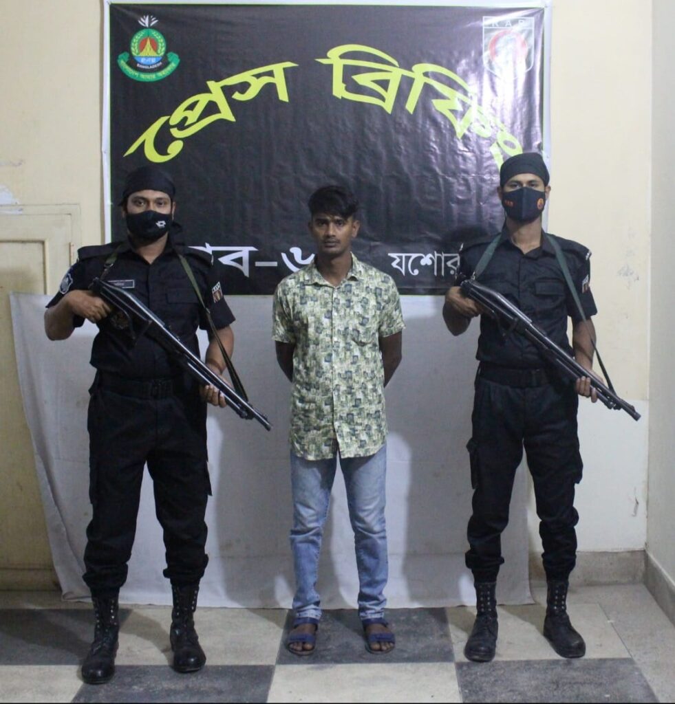 র্যাব-৬, যশোর এর অভিযানে দীর্ঘ ১৩ বছর যাবৎ পলাতক ডাকাতি সহ হত্যা মামলার ওয়ারেন্টভুক্ত ০১ জন আসামী গ্রেফতার