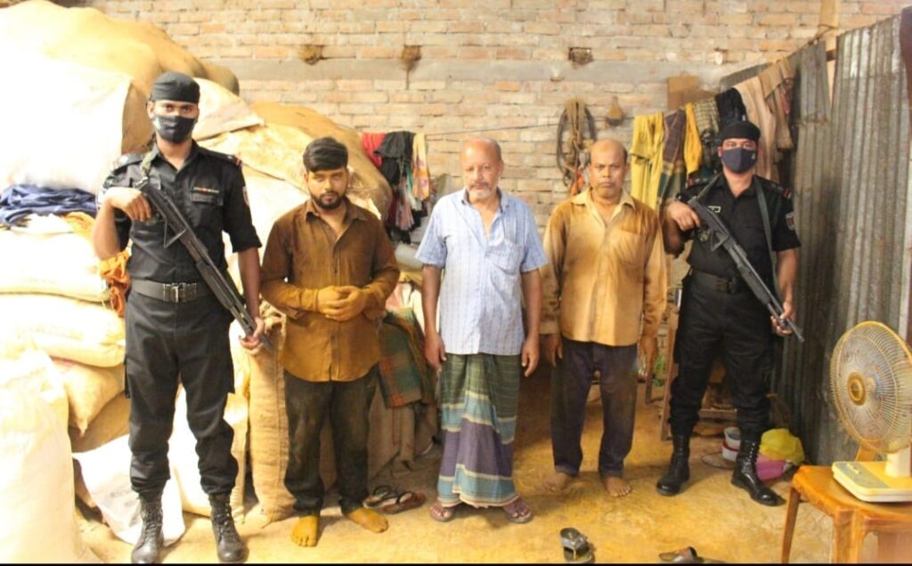 র্যাব-৬, যশোর এর ভ্রাম্যমাণ আদালত কর্তৃক অস্বাস্থ্যকর গুড়া হলুদ ও গুড়া মরিচ তৈরির কারখানাকে ০২ (দুই) লক্ষ টাকা জরিমানা