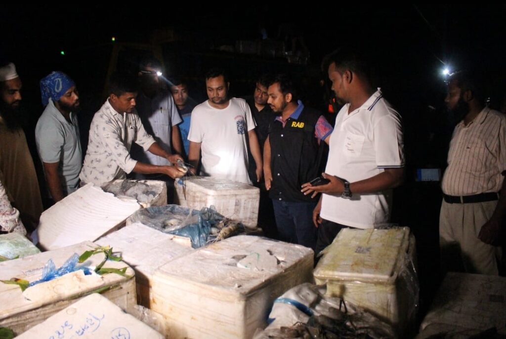 র্যাব-৬, যশোর এর ভ্রাম্যমাণ আদালত কর্তৃক ২ মেট্রিক টন চিংড়ি মাছ জব্দ পূর্বক ধ্বংস, ২,৫০,০০০/- টাকা জরিমানা