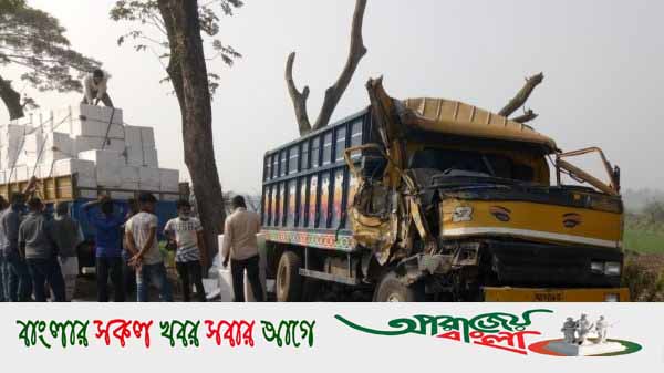 সাতক্ষীরায় ঘন কুয়াশার কারণে ২ ট্রাকের মুখোমুখি সংঘর্ষ
