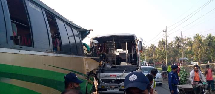 অভয়নগরে অগ্নিকান্ডের সৃষ্ট ধোঁয়ায় দুই বাসের মুখো মুখি সংঘর্র্ষ