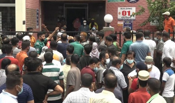 টিকার চেয়ে মানুষ বেশি, সব কেন্দ্রেই উপচেপড়া ভিড়