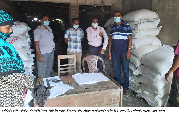 চৌগাছায় খোলা বাজারে চাল-আটা কিনতে মানুষের উপচে পড়া ভিড়