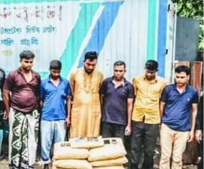 রাজশাহীতে সুন্দরবন কুরিয়ারের গাড়ি থেকে ৫২ কেজি গাজা সহ আটক ছয়