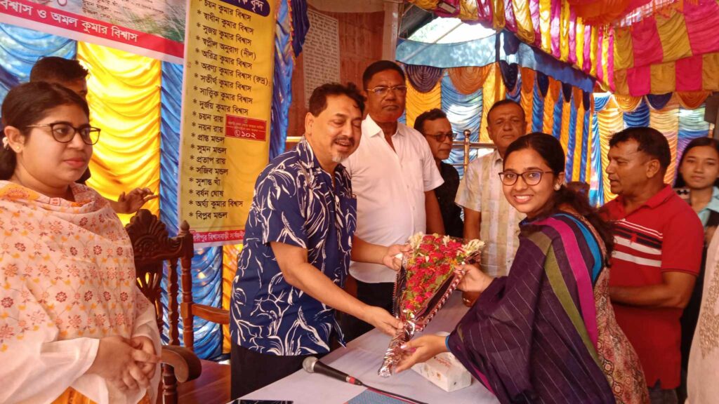 চৌগাছায় শারদীয় দূর্গা পূজাট মন্ডপ পরিদর্শন করলেন সিনিয়র সচিব নাজিমুল গনি