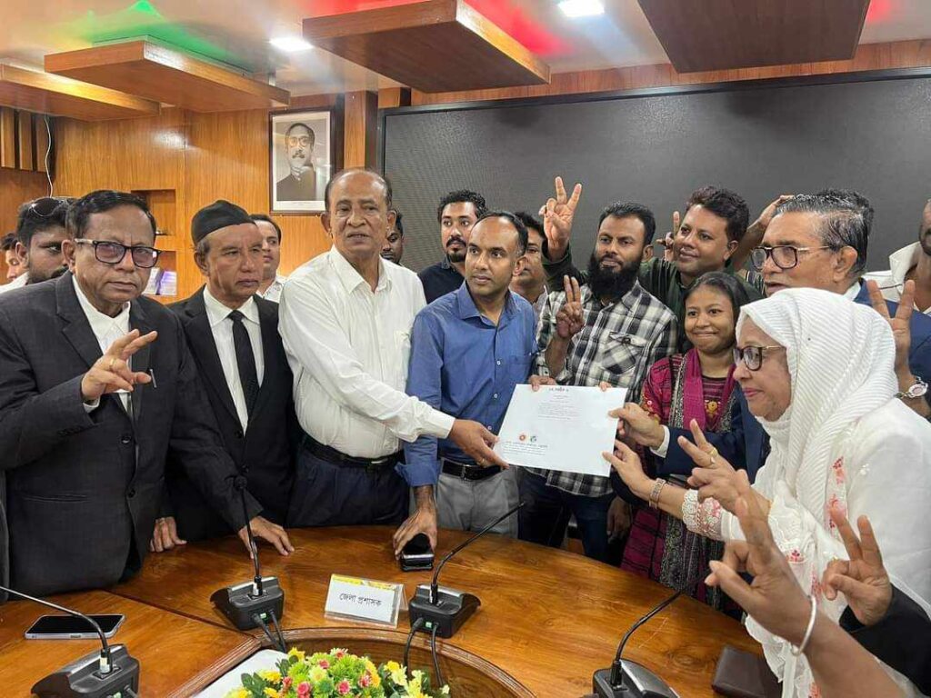 মাশরাফীর পক্ষে মনোনয়ন সংগ্রহ করলেন জেলা আওয়ামী লীগ