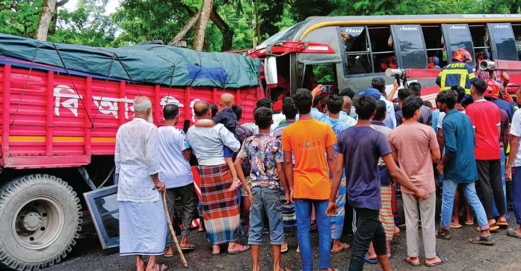 নড়াইলে পৃথক সড়ক দূর্ঘটনায় আহত-১৫