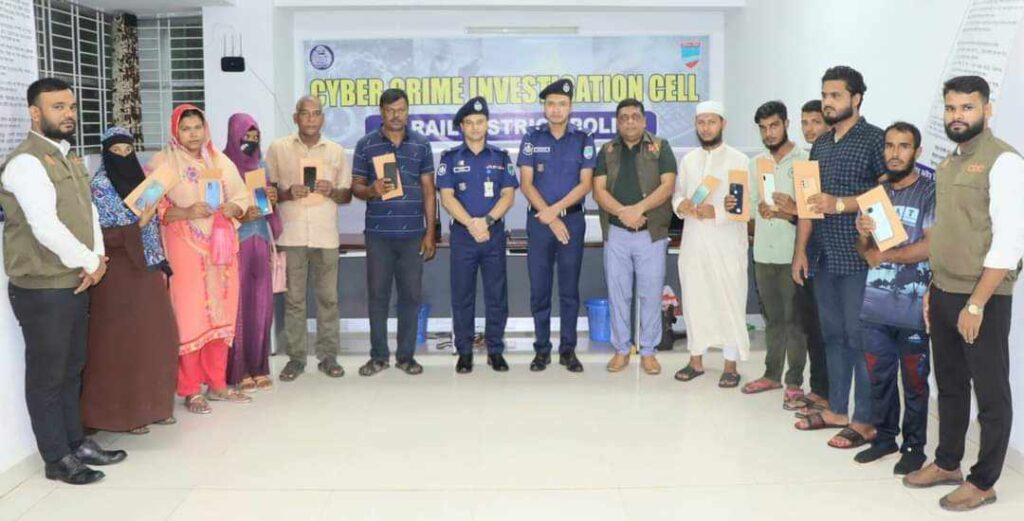 নড়াইলে হারিয়ে যাওয়া দশটি স্মার্ট মোবাইল ফোন মালিকদের কাছে হস্তান্তর