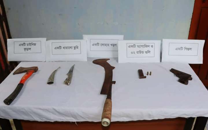 নড়াইলে সদর থানা পুলিশ ও ডিবি পুলিশের যৌথ অভিযানে ম্যাগাজিন ও গুলি পিস্তল দেশীয় অস্ত্র উদ্ধার