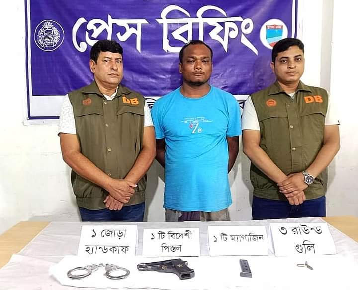 যশোরে একটিবিদেশি পিস্তল, গুলি ও হ্যান্ডকাপসহ চিহ্নিত সন্ত্রাসী গ্রেফতার
