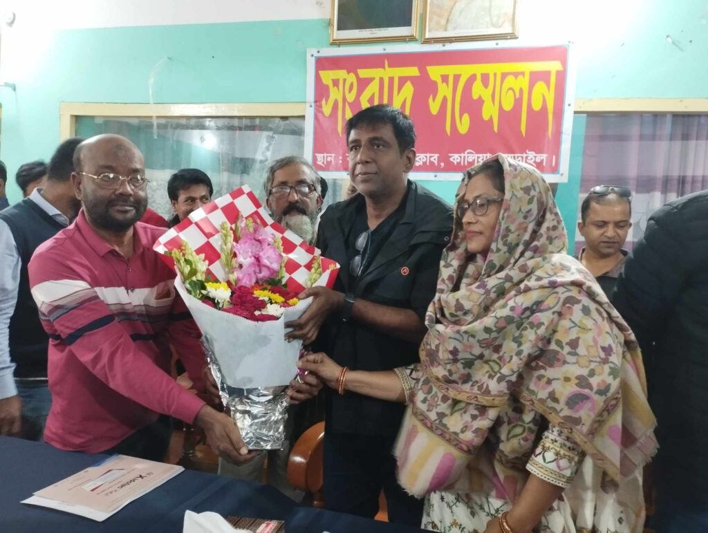 নৌকার প্রার্থী স্বামীকে সমর্থন করে প্রতীক বরাদ্দের পরদিন নির্বাচন থেকে সরে দাঁড়ালেন স্বতন্ত্র প্রার্থী চন্দনা হক