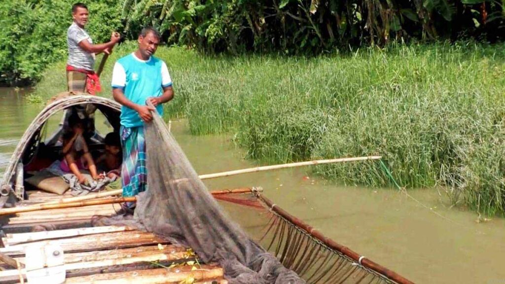 নড়াইলে ভোঁদড় দিয়ে মাছ শিকার বাপ দাদক ঐতিহ্যকে টিকিয়ে রেখেছে তারা