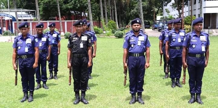 নড়াইলে প্যারেড গ্রাউন্ডে প্যারেড পরীক্ষা ও সাক্ষাৎকার গ্রহণ করেন এসপি সাদিরা খাতুন
