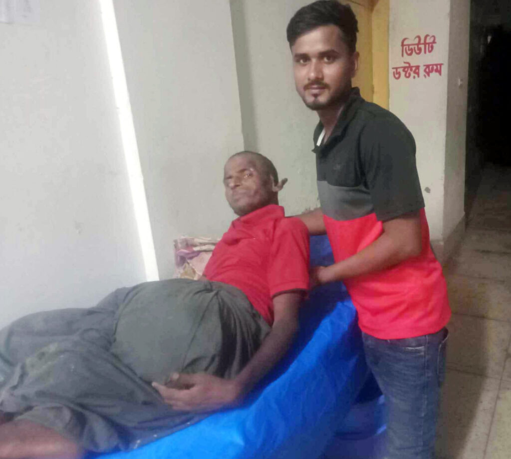 নড়াইলের কালিয়ায় রাস্তার পাশে পড়ে থাকা যুবক উদ্ধার
