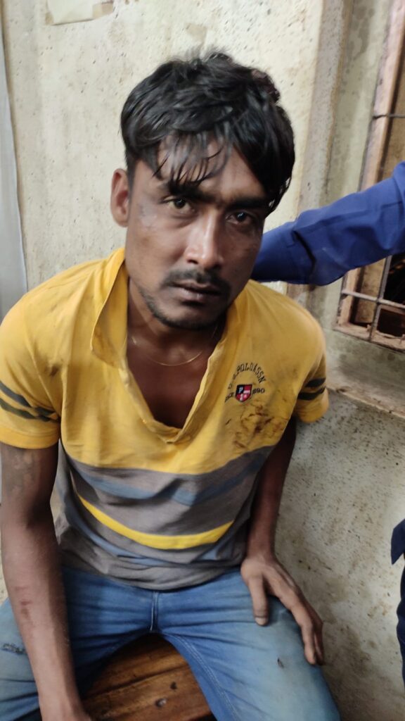 অভয়নগরে স্বামীর ছুরিকাঘাতে স্ত্রী গুরুতর জখম; ঘাতক স্বামীকে গণধোই দিয়ে পুলিশে সোপার্দ