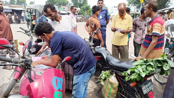 যশোরের বসুন্দিয়ায় ট্রাফিক পুলিশের অভিযানে ১৩ টি মটরসাইকেল জব্দ